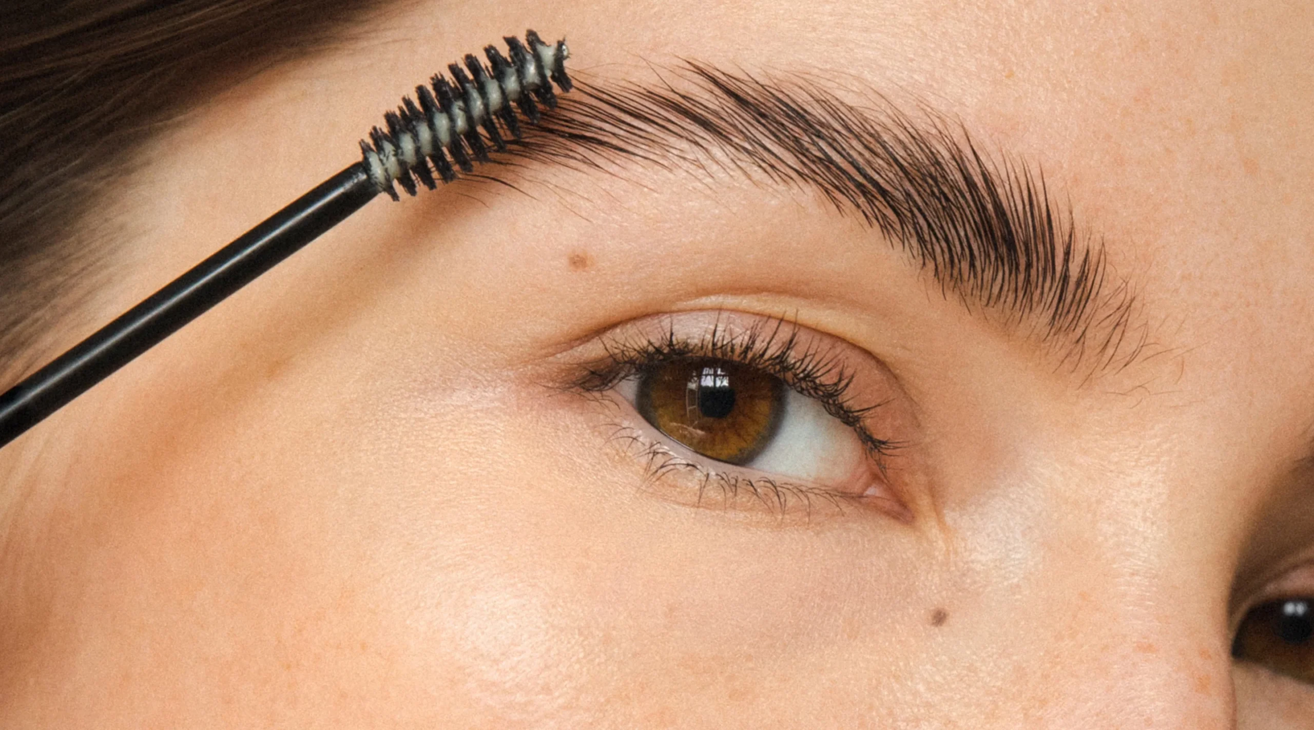 This Oil Is Great For Thickening And Regrowing Hair, Eyelashes And Eyebrows